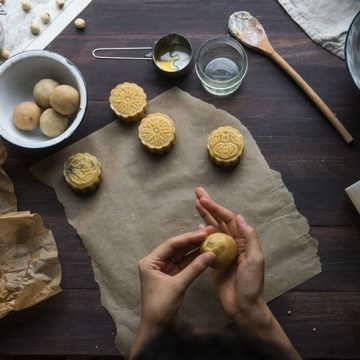 How to Host a Mid-Autumn Festival Party with DIY Mooncakes