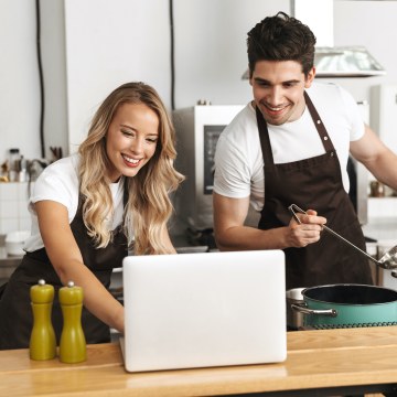 Online Cooking Class for Family: A Fun Way to Bond and Learn Together