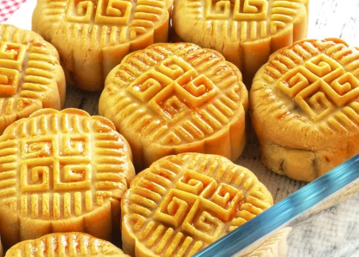 How to Make Traditional Mooncake Recipe (With and Without Salted Eggs)