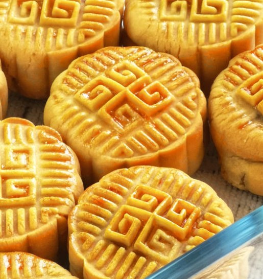 How to Make Traditional Mooncake Recipe (With and Without Salted Eggs)
